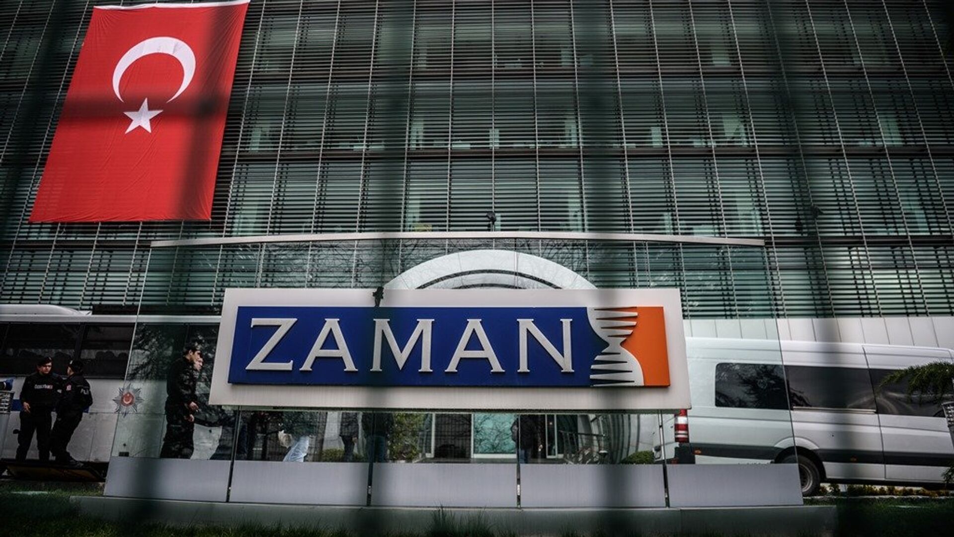 Kapatılan Zaman gazetesi yazarlarının yurtdışı yasakları kaldırıldı