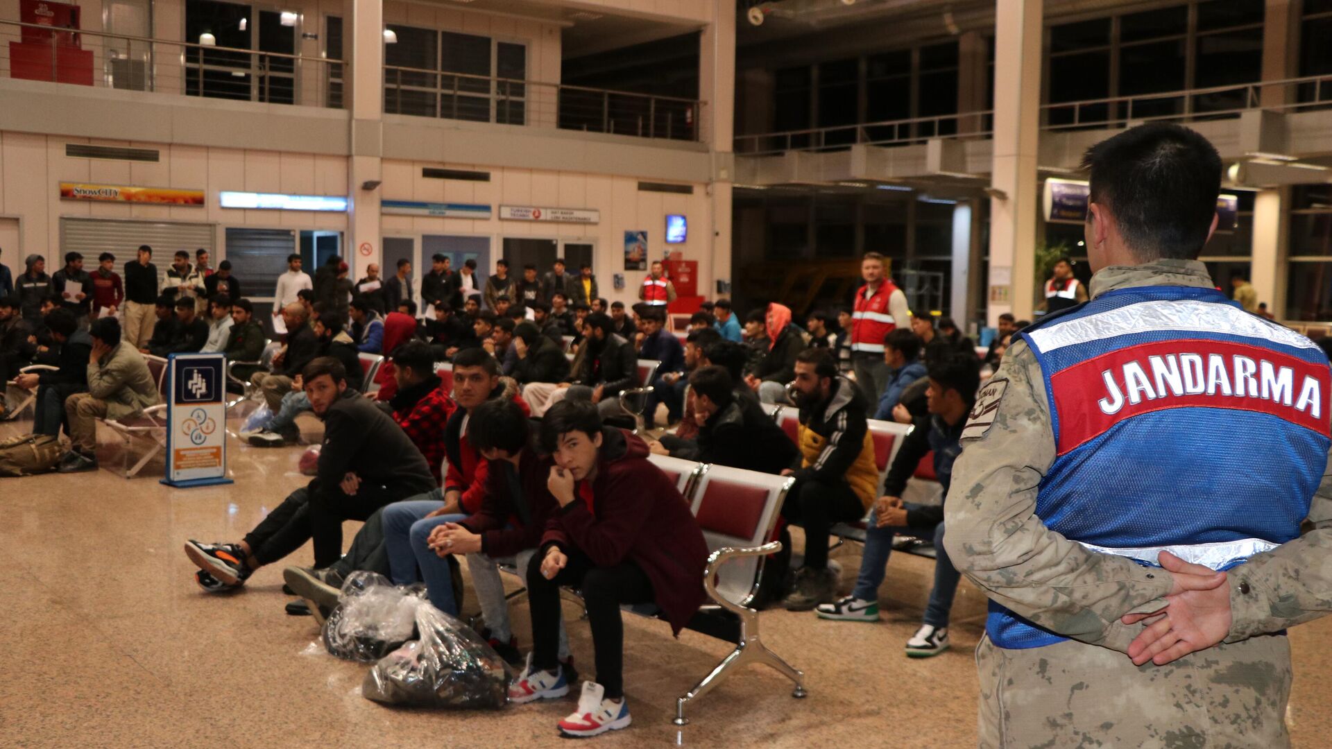 Erzurum&#8217;da 227 sığınmacı Afganistan&#8217;a gönderildi, Kilis&#8217;te 230 sığınmacı gözaltında