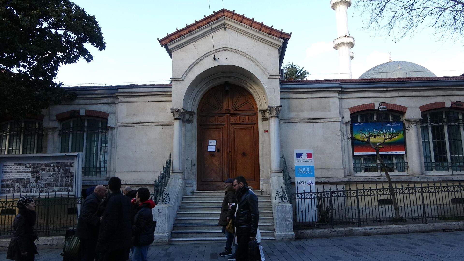 Fransa, İstanbul Başkonsolosluğu&#8217;nu bir süreliğine kapattı