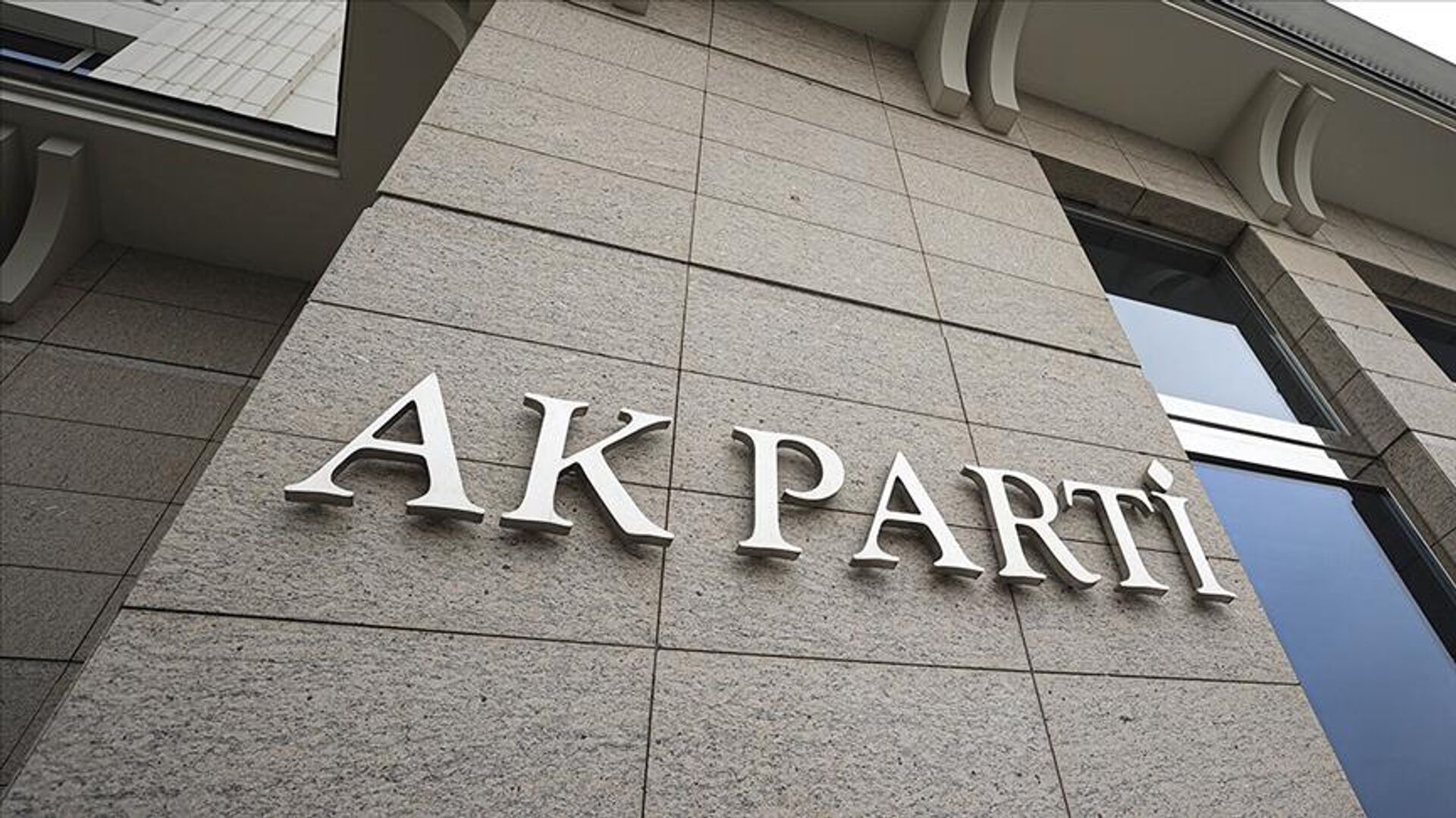AK Parti’de istifalar