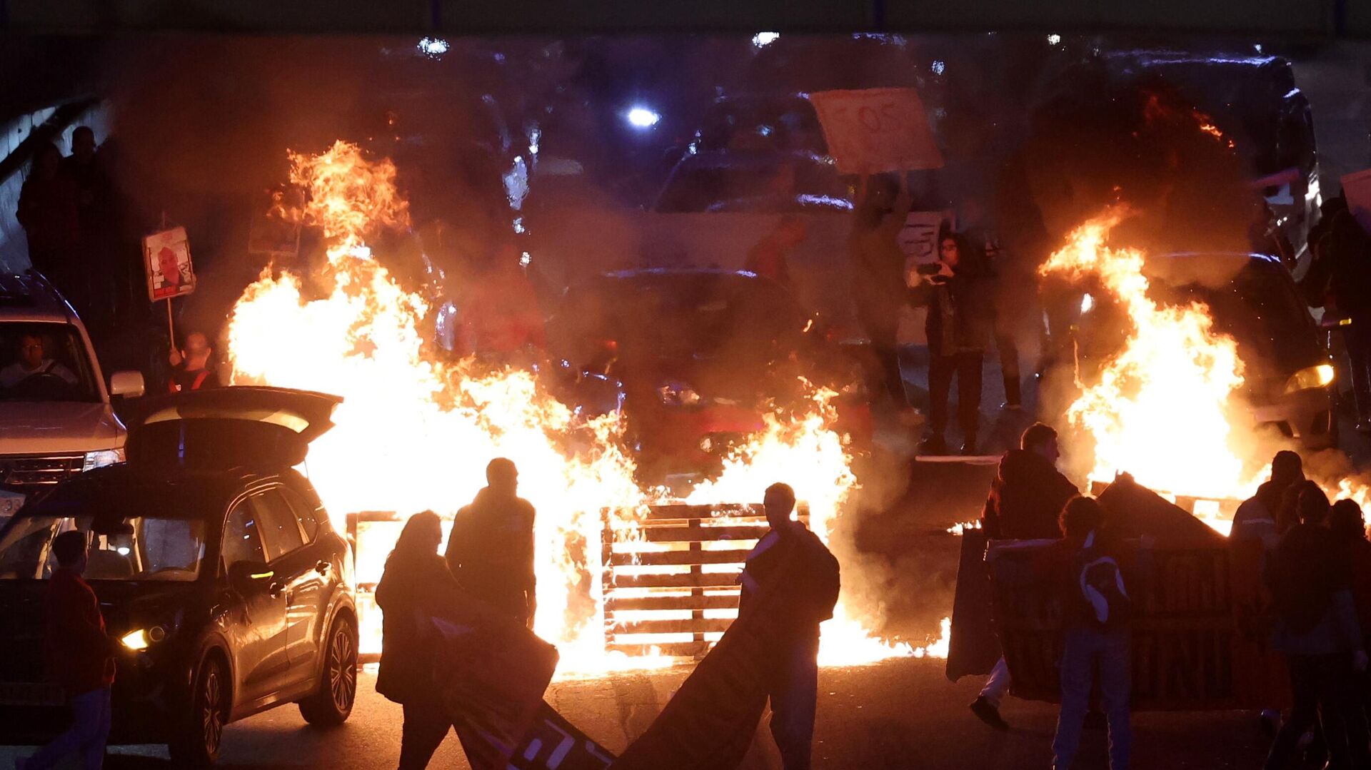 Tel Aviv&#8217;de Netanyahu&#8217;ya karşı büyük protesto: Ateş yakarak otoyolu kapattılar