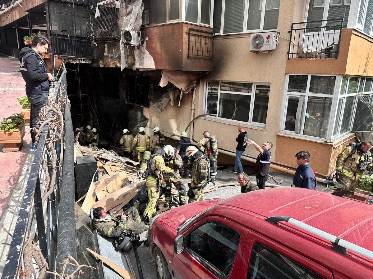 İstanbul&#8217;da 13 katlı binada yangın faciası: 15 kişi hayatını kaybetti